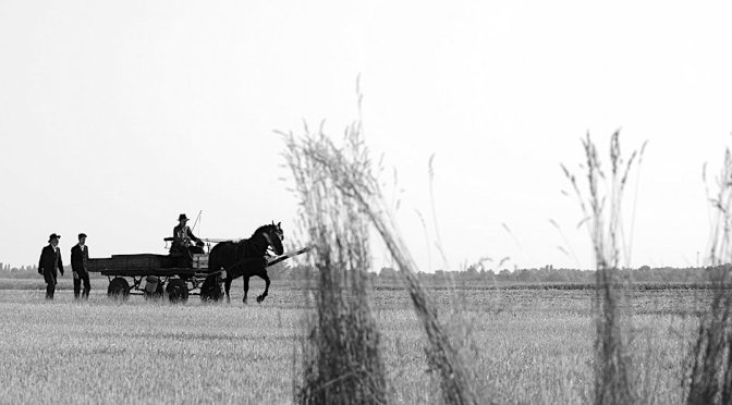 “1945”: Dois estranhos descem de um trem, e então…