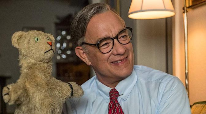 Hanks faz imitação física perfeita (e só) em "Um Lindo Dia na Vizinhança"