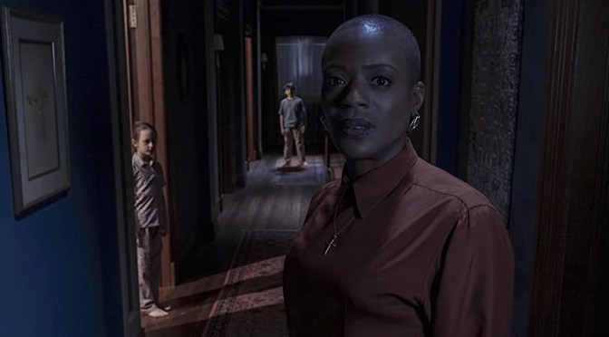 Aos poucos, a fachada impressionante de “Mansão Bly” mostra suas trincas