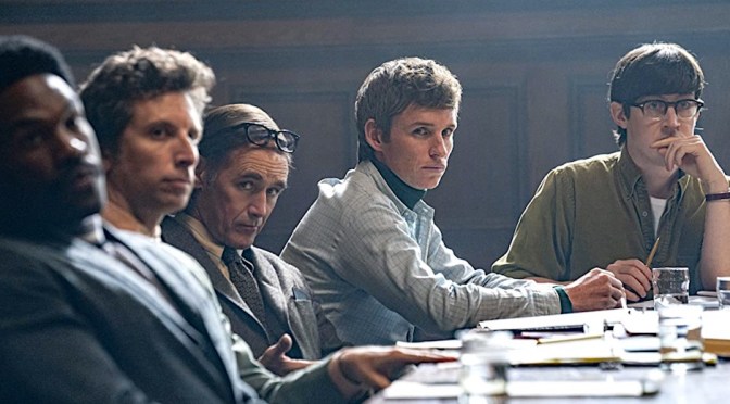 “Os 7 de Chicago” usa caso judicial do passado para alertar sobre presente