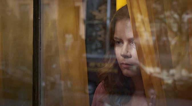 Na Netflix, “A Mulher na Janela” quer ser Hitchcock. Falta muito