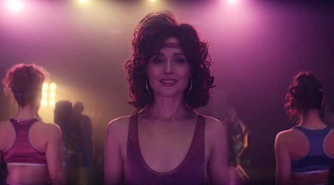 Série “Physical”, com Rose Byrne, é afiada sátira da era da aeróbica