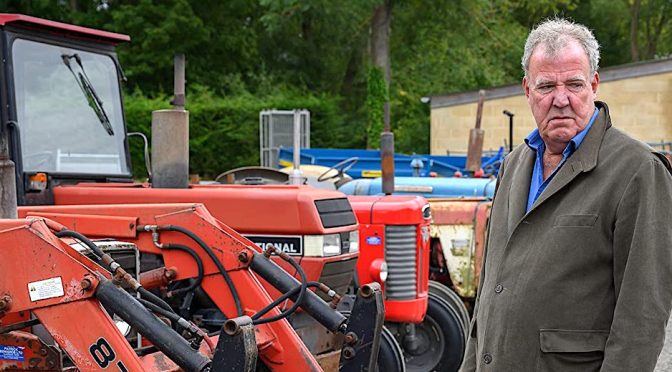 Tiozão de “Top Gear” encara trombadas rurais em “Clarkson’s Farm”