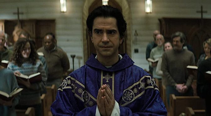 “Missa da Meia-Noite”: na Netflix, o melhor trabalho do criador de “Hill” e “Bly”